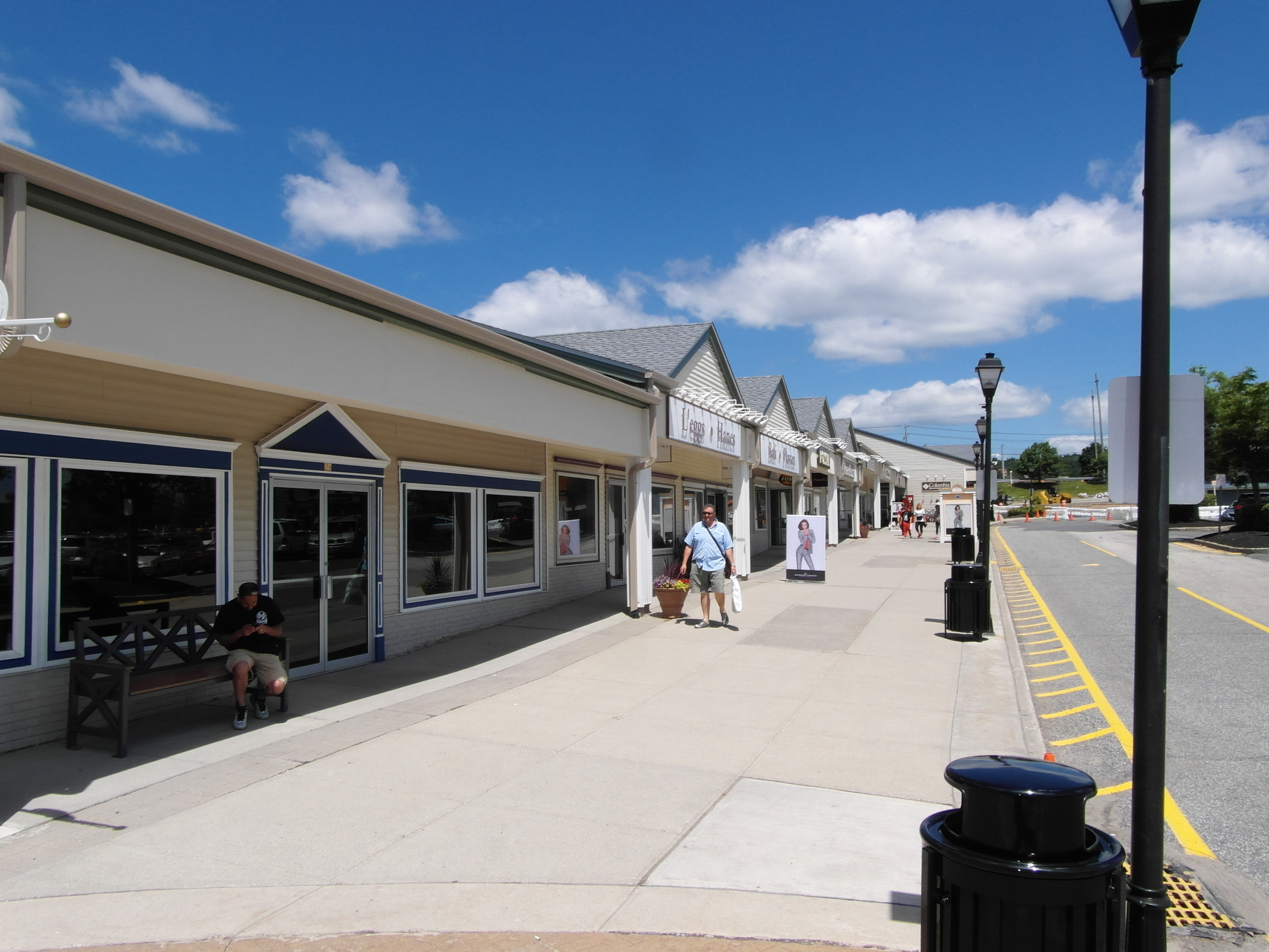New York Shopping – Woodbury Common Premium Outlets – 0